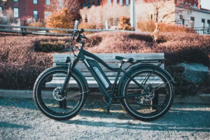 雨の日に電動自転車のバッテリーを外す？正しい知識と保管法