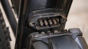 端子の汚れやサビによる接触不良と振動がもたらす瞬断