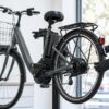 電動自転車の修理代を確認する自転車店の作業風景