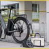 スタンドなし自転車を迷惑にならない場所へ駐輪するイメージ