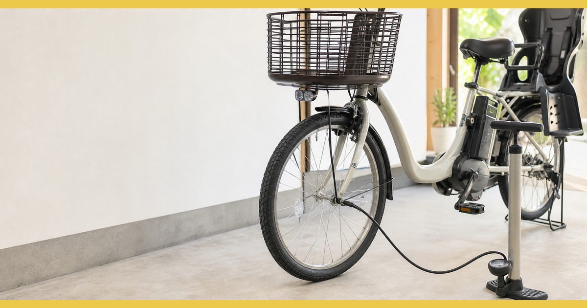 電動自転車にフロアポンプで空気を入れて頻度を確認する様子
