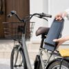 電動自転車のバッテリー寿命と交換費用を確認する様子