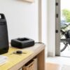 玄関で電動自転車バッテリーを保管し充電器を置いている様子
