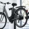 電動自転車の修理代を確認する自転車店の作業風景